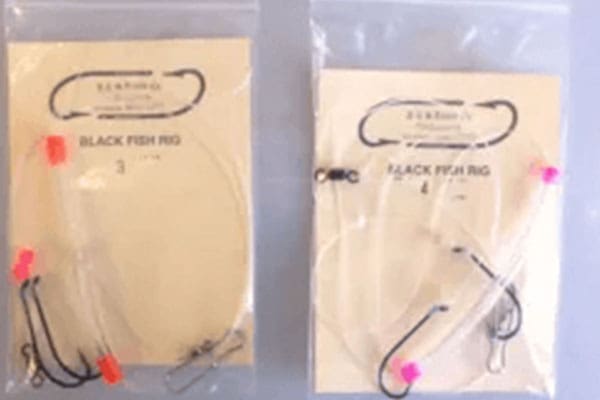 Two packages of Black Fish Rig fishing hooks sealed in plastic bags. The left package is labeled "3" and the right package is labeled "4".